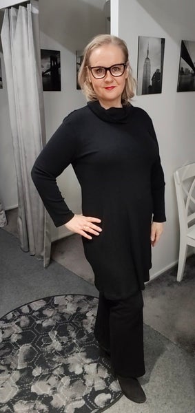 Niccolei  Merinovilla poolo tunikamekko musta