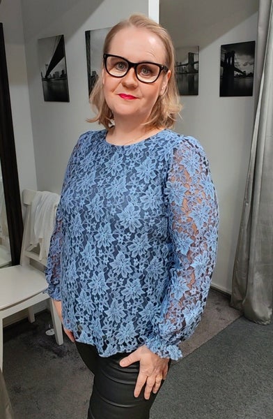 Signature juhlava pitsipusero eri v&auml;reiss&auml;