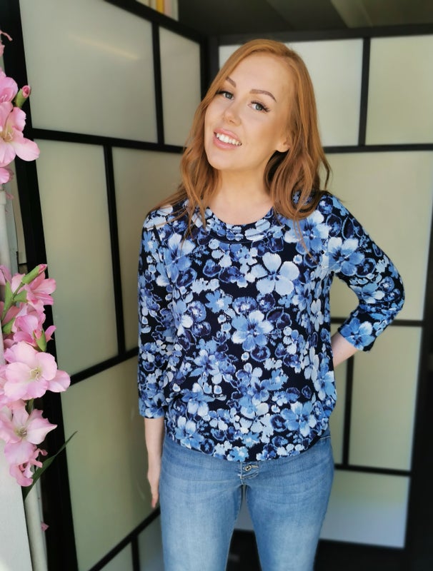 Signature kukkapusero eri v&auml;reiss&auml;