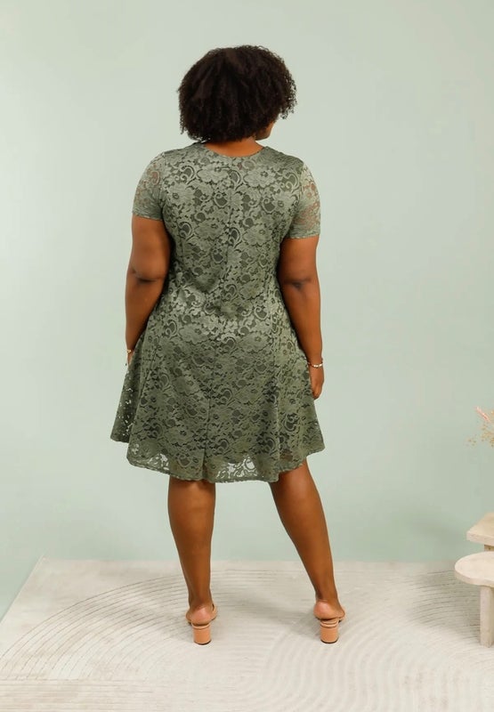 Vetistyle pitsimekko eri v&auml;reiss&auml;