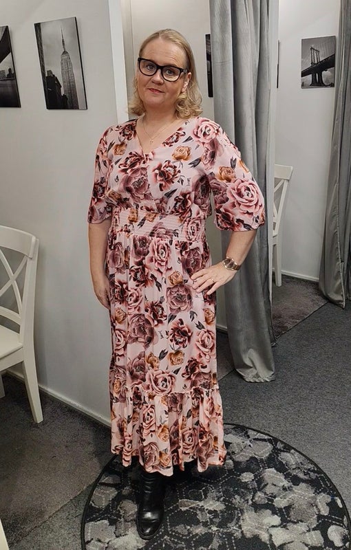 Lav Hanae mekko eri v&auml;reiss&auml;