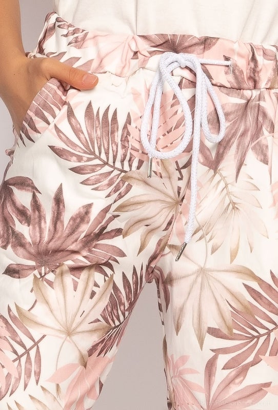 C'Belle kukkashortsit eri kuoseissa